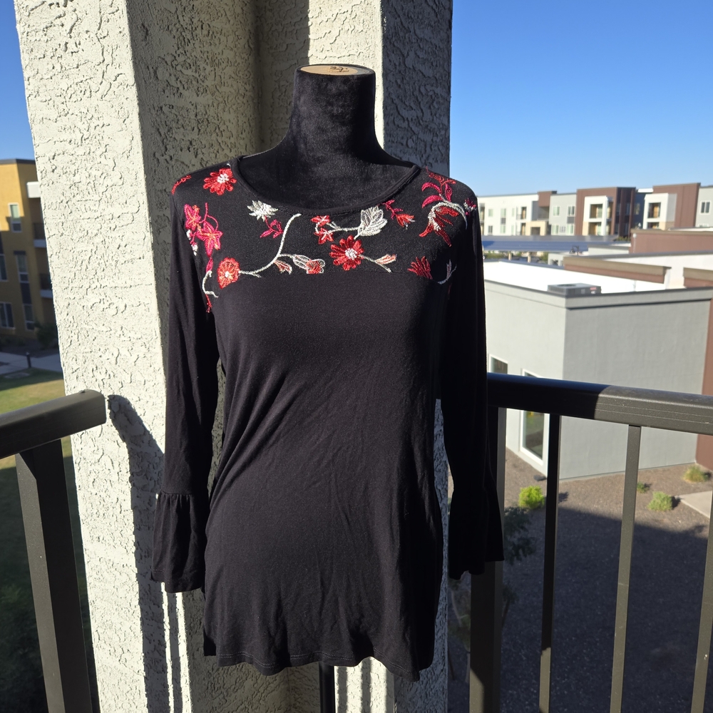 💣3/$15 Verve Ami Black Top with Red Floral Embroidery